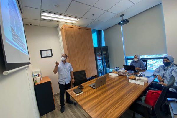 Rabu, 22 Desember 2021, Uji Presentasi CRMP B’168 Asesor Ibu Ani Sri Rezeki Maha dan Ibu Awalia Rahmawati dengan Asesi Bapak Arief Karna Miharja di Ruang Meeting 2 LSPMR Pakuwon Tower lt 26.