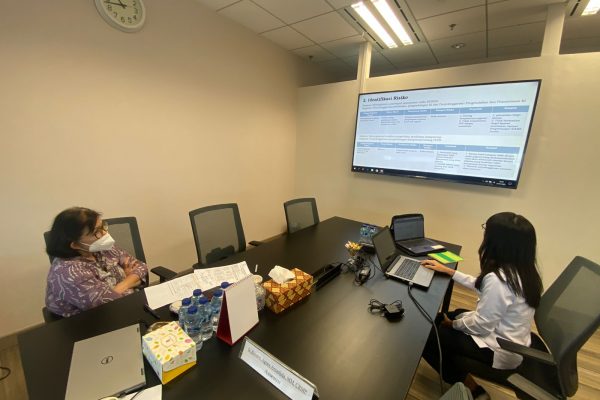 Kamis, 27 Januari 2022. Uji Presentasi CRMO B ‘229 Asesi Ibu Yura Anjaina dengan Asesor Ibu Rinanti Agnes Arsadjaja di Ruang Meeting 1 LSPMR Pakuwon Tower lt 26.