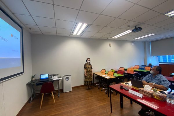 Kamis, 27 Januari 2022. Uji Presentasi CRMO B ‘229 Asesi Ibu Ling Julianty S dengan Asesor Bapak Raymond Buisson di Ruang RAP 2 Pakuwon Tower lt 26.