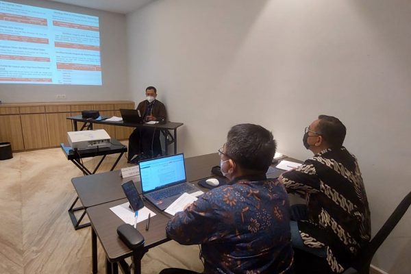 Uji Presentasi AMKU/BCMCP 24 Jamkrindo, Rabu 27 April 2022. Ruang Uji lt. 1 Grand Orchardz Hotel Kemayoran Jakarta. Asesor Bpk. Roy Urich, Bpk. Mulyono dan Asesi Bpk Ahmad Sopyan.