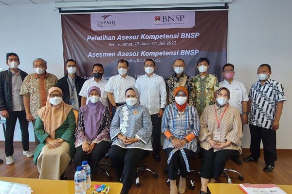 Sesi foto bersama peserta pelatihan dengan Master Asesor Pengajar, Panitia dan Direktur Eksekutif LSPMR